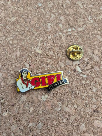 Pin's publicitaire Gifi Center 