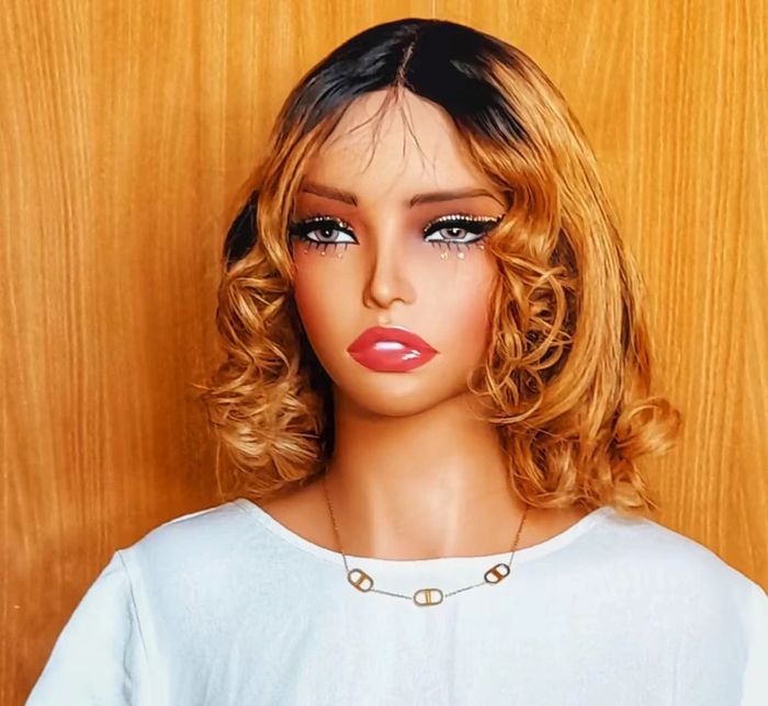 Perruque bob T lace cheveux humains bouclée taille "12"pouces effet naturel