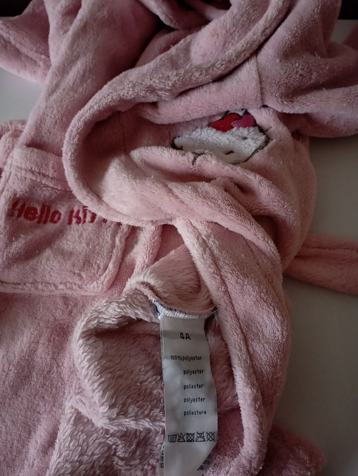 Robe de chambre rose clair 4 ans  polyester 2 poches et une ceinture.Hello Kitty. Très bon état - photo numéro 10