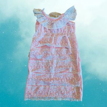 Robe de cérémonie rose à de telles blanches