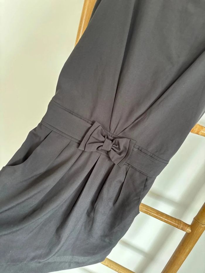 Robe noire sans manche avec noeud à la taille - photo numéro 3