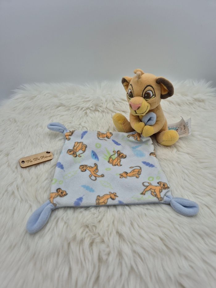 Doudou mouchoir Simba Le Roi Lion Disney feuille plume bleu clair