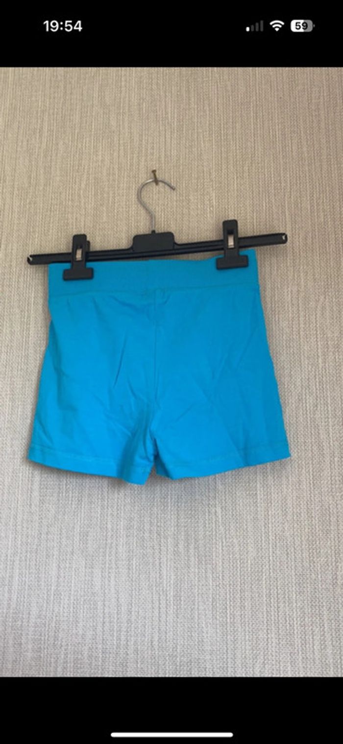 Short bleu 8 ans neuf - photo numéro 2