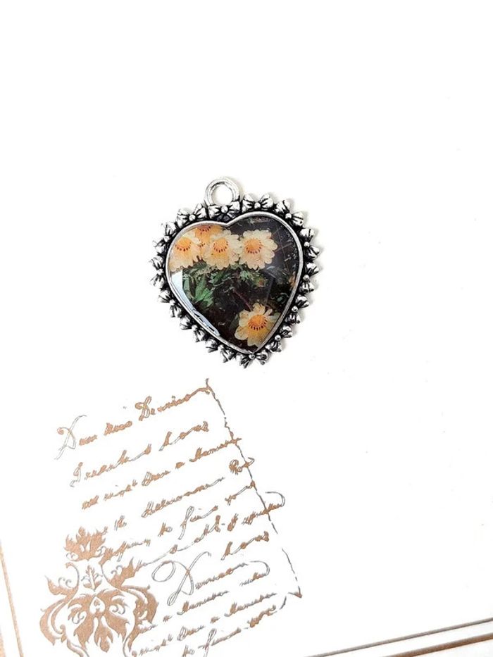 Magnifique pendentif cœur avec décor floral - photo numéro 4