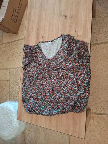 Top fleuri taille 6 . 48