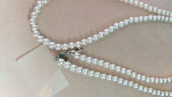 Lanière de téléphone en perles blanches – look perles nacrées - Accessoires d’été