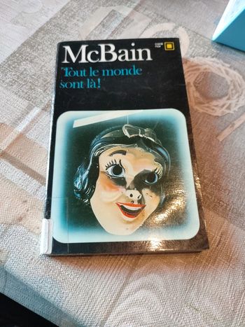 Tout le monde sont là, livre de macben de la collection carré noir