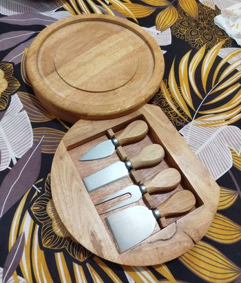 Plateau fromage avec couteaux