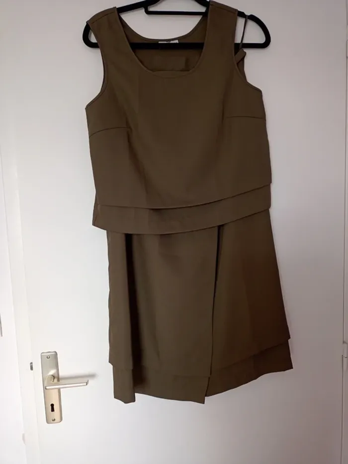 Magnifique Ensemble jupe et haut kaki