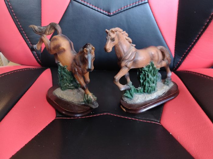 2 figurines chevaux sur socle - environ 13 cm