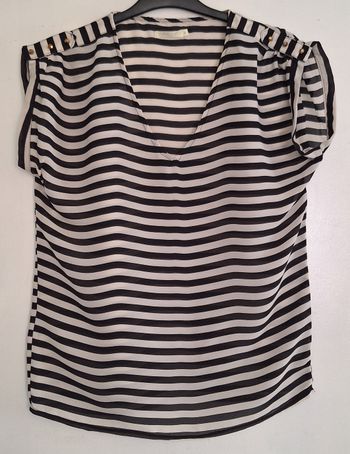 Blouse transparente rayée avec épaules à clous