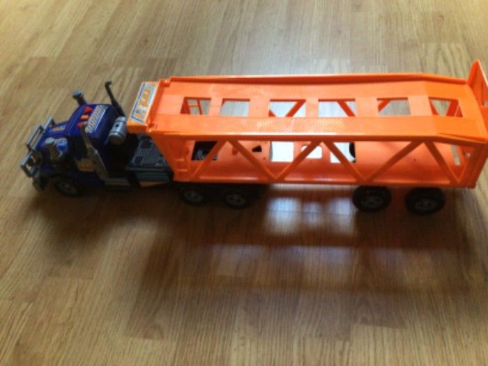 Camion transport de véhicules avec remorque