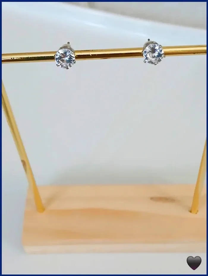 Clous d’oreilles effet diamant – Chic et minimaliste