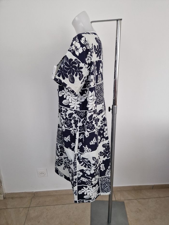 Robe polynésienne bleu marine et blanc - photo numéro 3