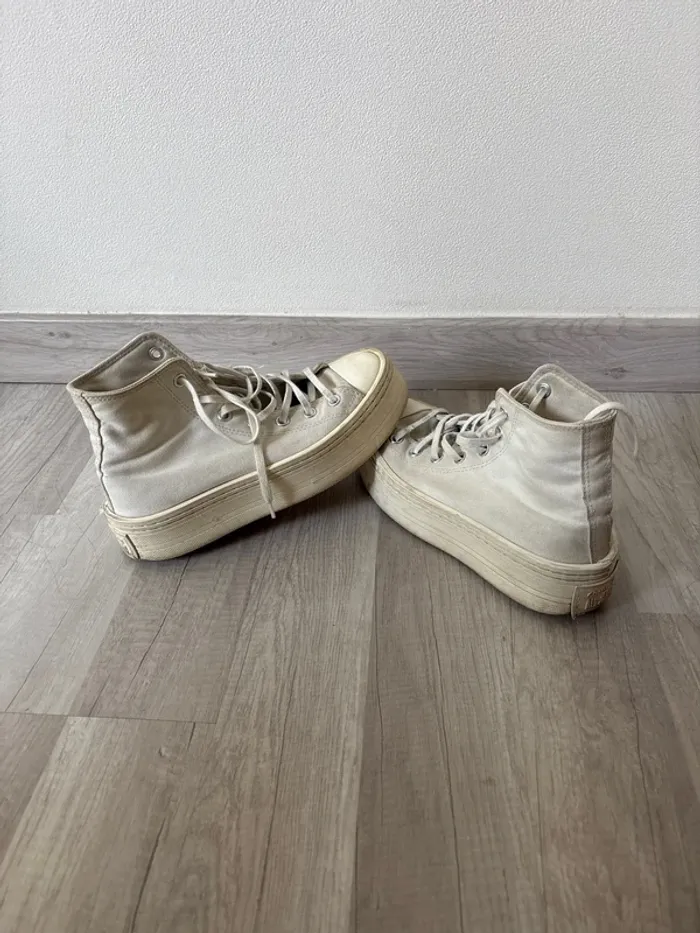 Converses beige