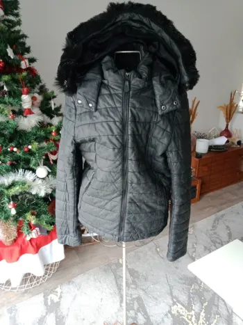 Blouson matelassé fourré   avec capuche  fausse  fourrure ,