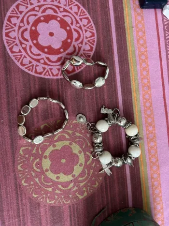 Lot de bijoux dans les tons blancs/argente avec sa boîte offerte