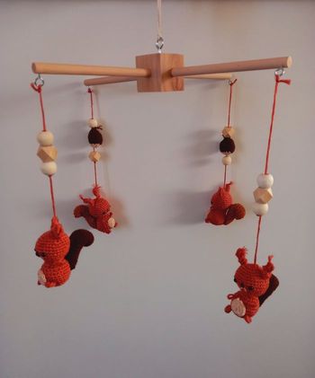 Mobile en bois petits écureuils au crochet perles bois 🐿