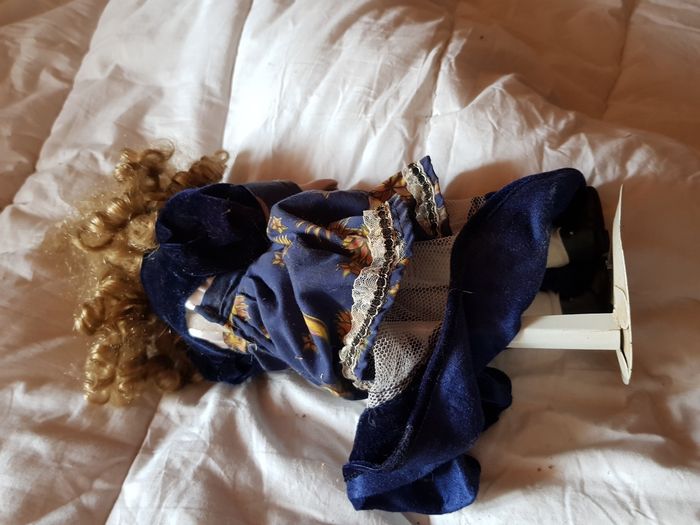 Poupée de collection en porcelaine - photo numéro 2