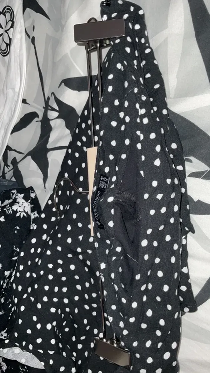 Jupe short été noire à poids blancs stradivarius - photo numéro 9