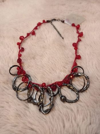 Collier rouge et métal