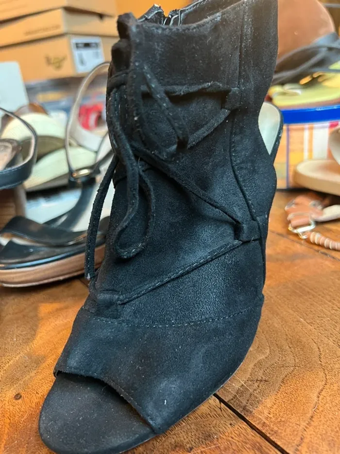 Chaussure à talon et lacet aspect velours bottines élégante - photo numéro 3