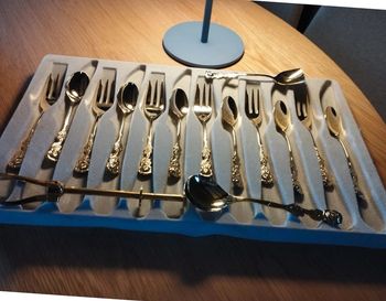 Ensemble de couverts dorés. Neufs