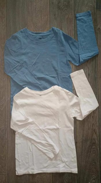 lot de 2 t-shirts manches longues bleu et blanc 8ans H&M