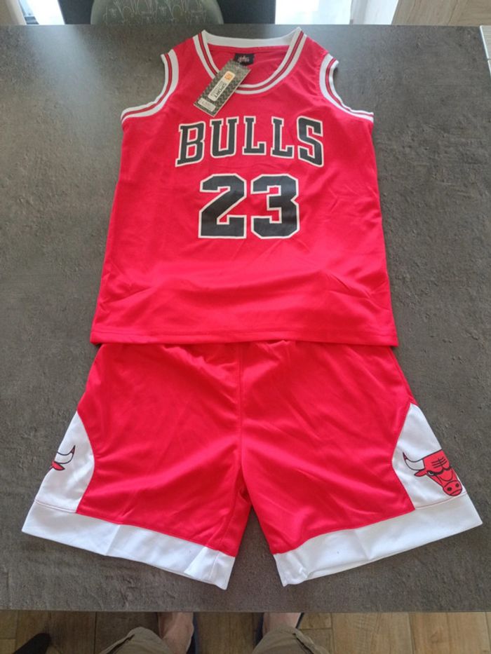 Tenue NBA Chicago Bulls Michael Jordan rouge. T.24