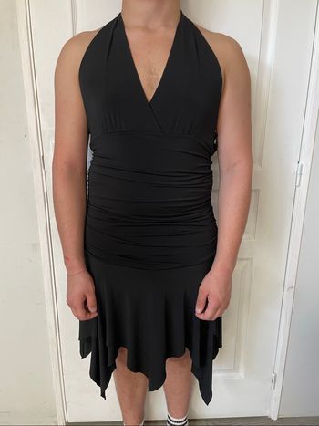 jolie robe noir à froufrou