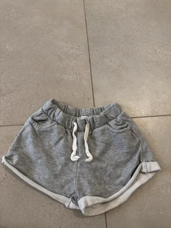 Short gris Bershka, taille S, très bon état