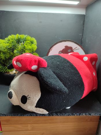 Peluche Tsum Tsum Minnie Disney Disneyland Paris rouge noir jaune noeud pois robe
