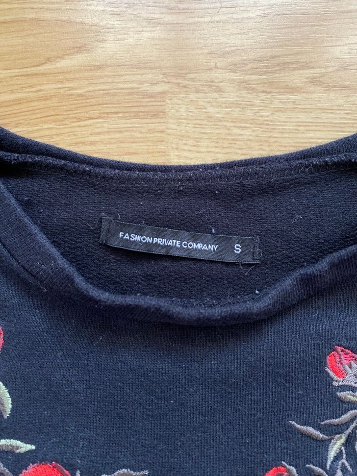 Sweat noir avec roses fashion private company taille s - photo numéro 3