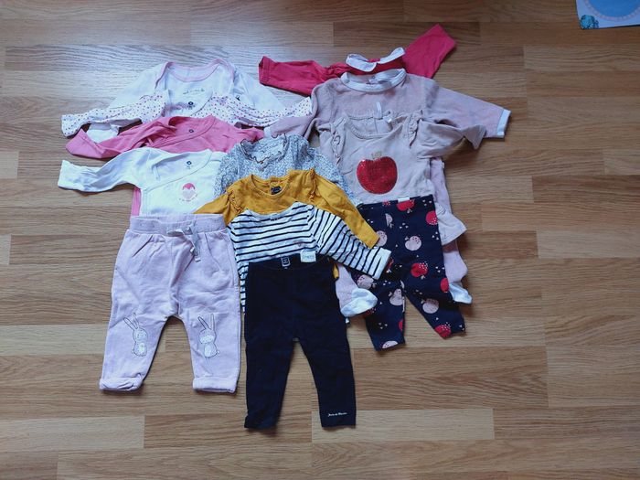 Lot 12 pièces fille : bodies + pyjamas + pulls + pantalons bon état 9 mois - 71 cms