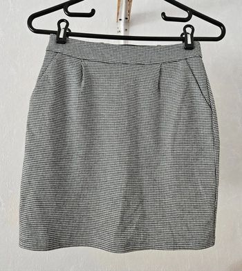 Jupe courte, avec 2 poches.
Kiabi.
Taille : XS.