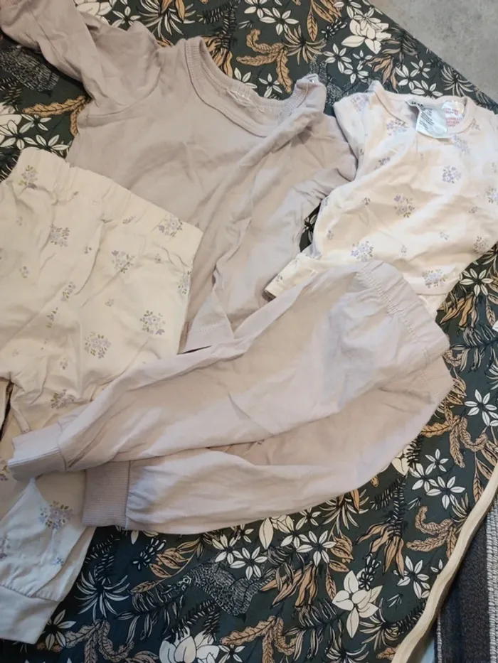 Lot de 2 pyjamas deux pièces 56cm H&M violet fleurs roses - photo numéro 4