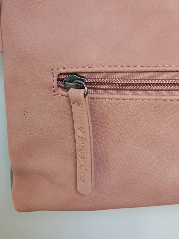 Sac à main fermeture zippée de marque street one neuf jamais porté 
Dimensions 26 x 17 cm 
1 poche zippée à l'intérieur et 1 normale 1 poche zippée à l'extérieur 
envoi rapide - photo numéro 4