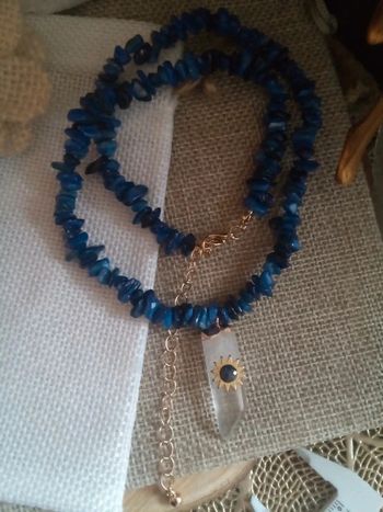 Collier pierres de lapis lazuli et point de cristal de quartz