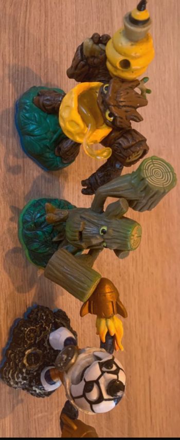 4 figurines