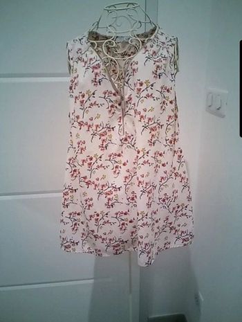 Jolie blouse fleurie avec fermeture et liseret