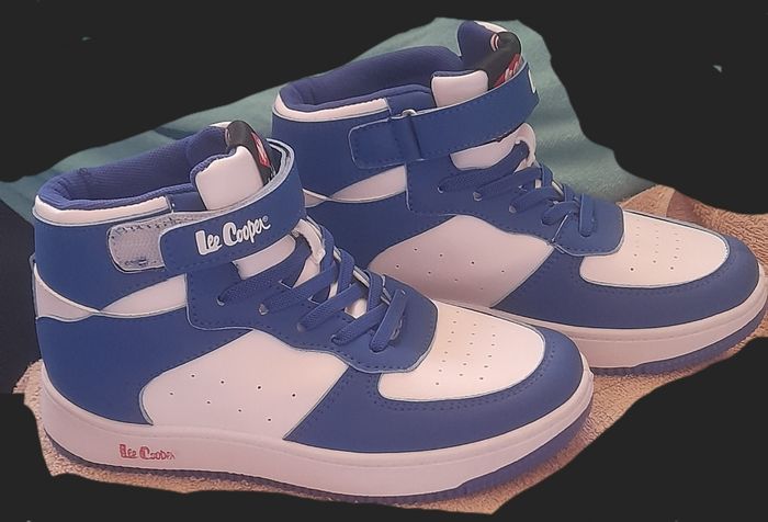 Basket haute scratch et lacets blanche et bleu