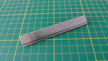 Plaque de seuil de porte gauche 77A n°77 pièce Porsche 911 Carrera RS 2.7 1/8 1/8ème Altaya #B37