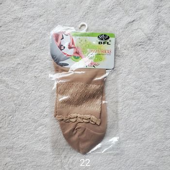 Une paire de chaussettes fines, neuves pour femme (3 + 1 offert dans tout le dressing)