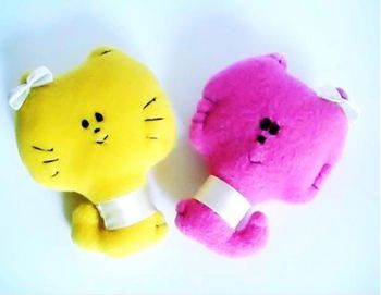 Peluches chatons rose et jaune doux