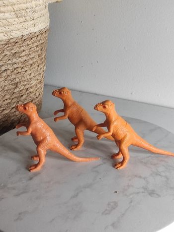 Lot dinosaures identiques