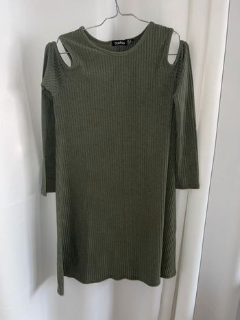Robe verte épaules dénudées