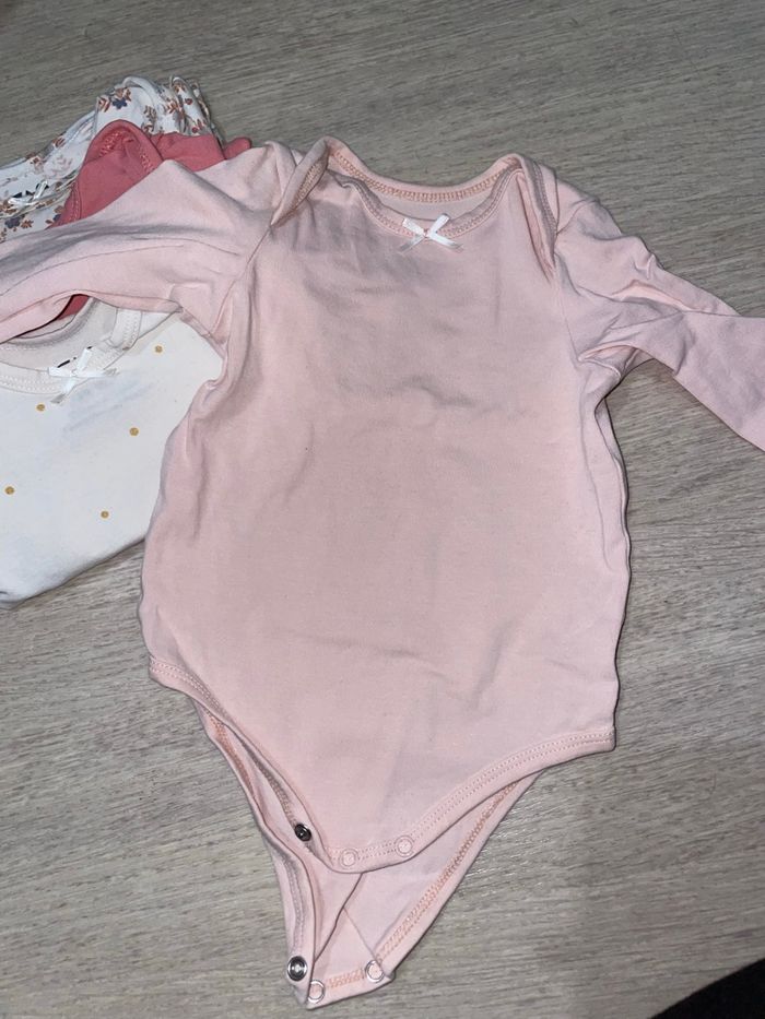 4 bodies bébé fille 6mois - photo numéro 2