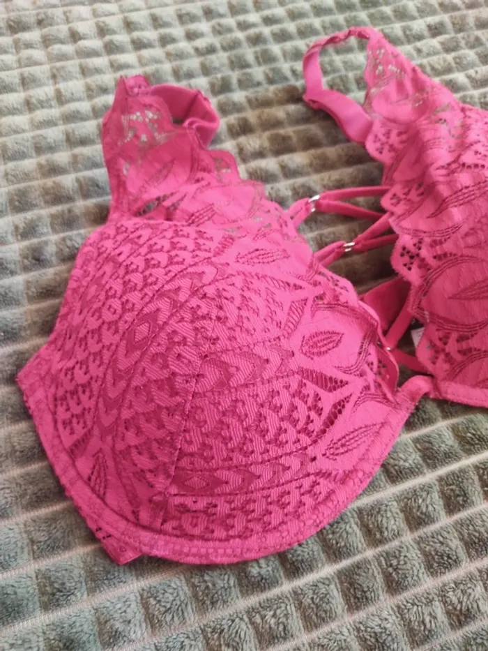 Soutien-gorge dentelle 85E Etam aubergine très bon état - photo numéro 2
