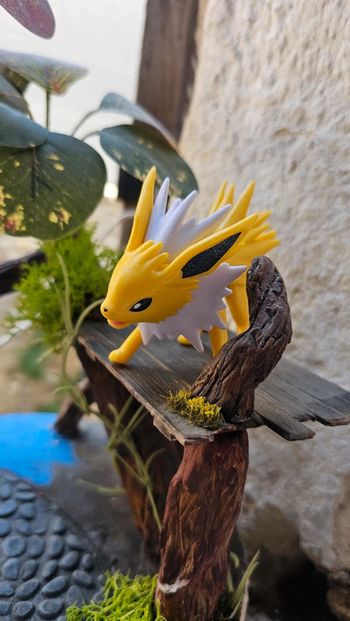 Super figurine Pokemon Nintendo voltali effet brillant