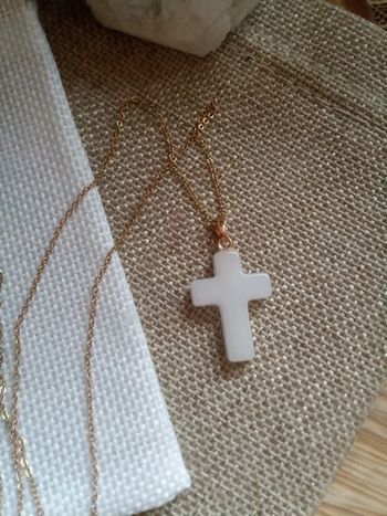 Collier croix blanche